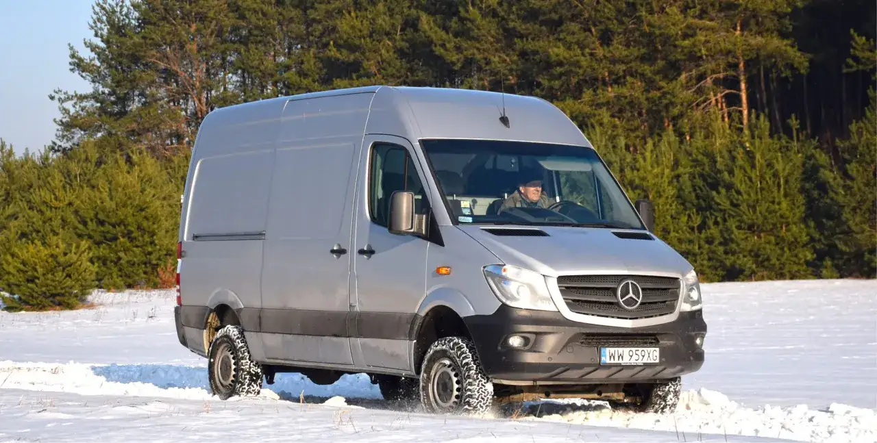 Zdjęcie Mercedes-Benz Sprinter 4x4: Niezawodny wybór do transportu w trudnych warunkach