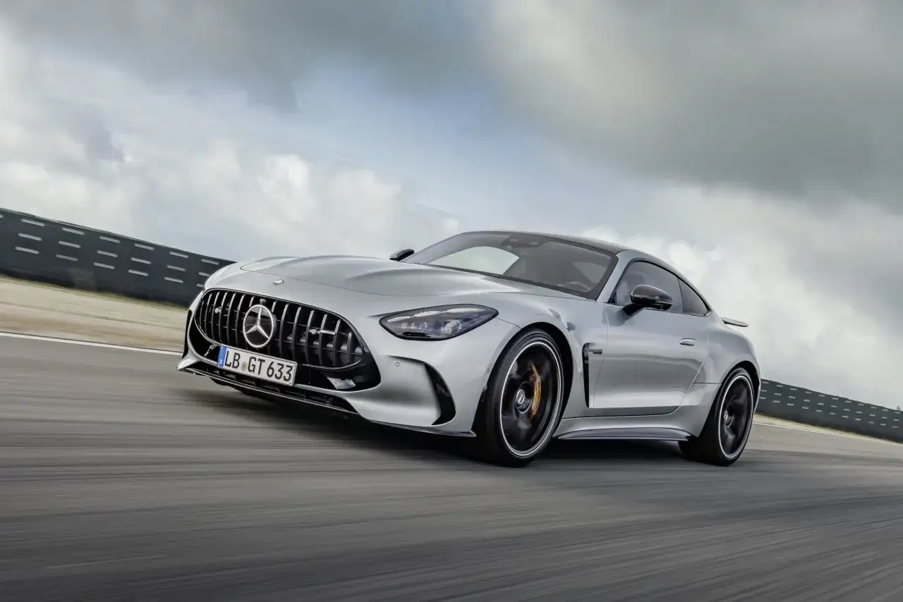 Zdjęcie Mercedes-AMG GT - ikona luksusu i osiągów w świecie motoryzacji