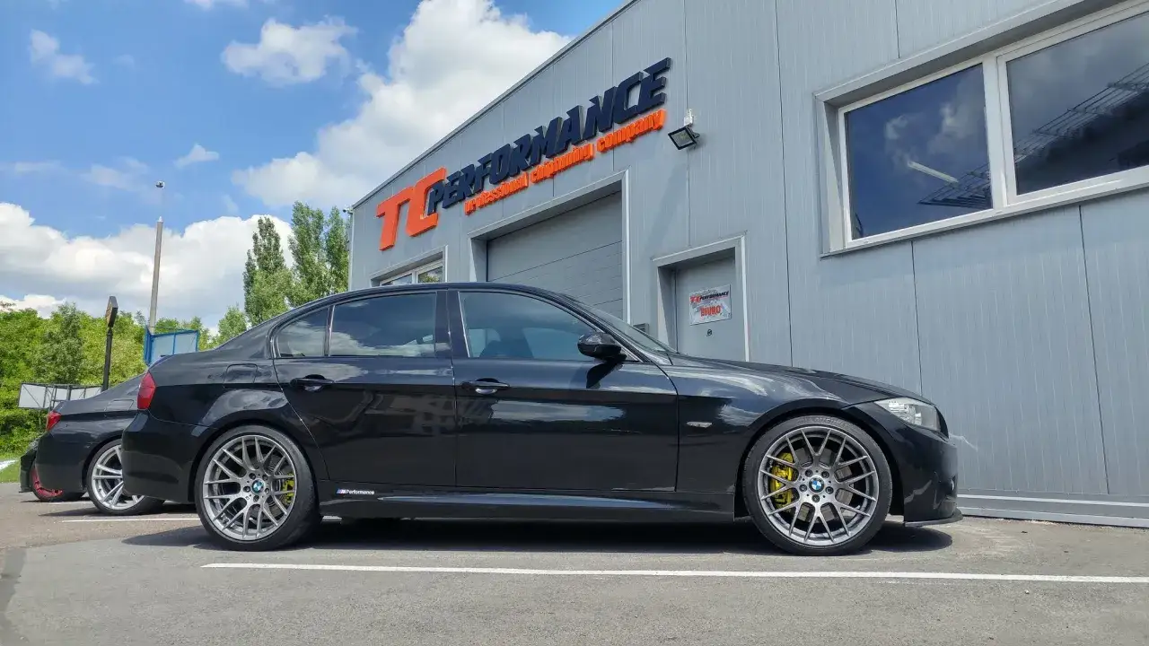 Zdjęcie BMW E90 330d - doskonały wybór czy pułapka? Oto najważniejsze informacje.