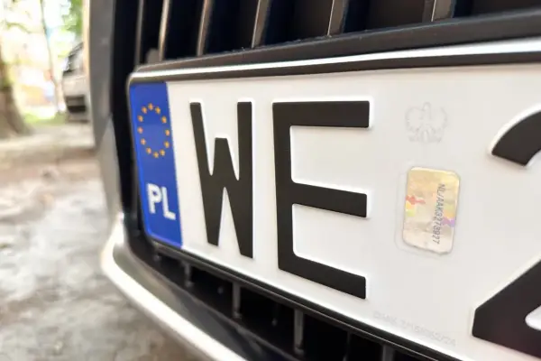 Nowe tablice rejestracyjne z unijnym symbolem i godłem Polski. Zastanawiasz się, ile kosztują nowe tablice rejestracyjne?
